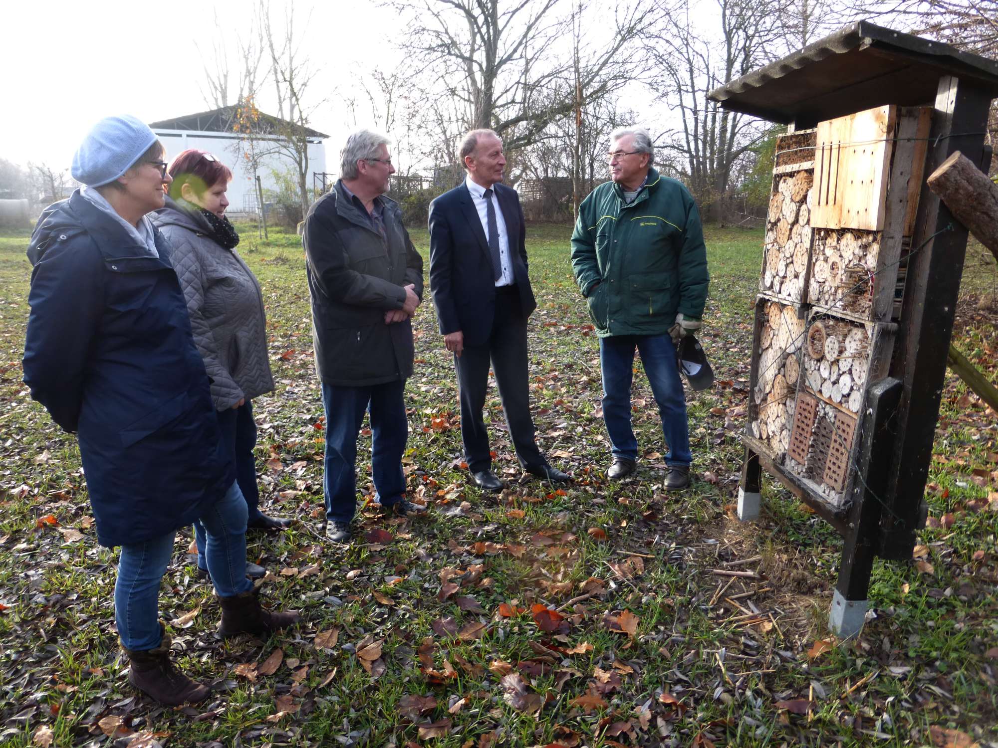 Frau Christine von Mertens (Hobbyimkerin), Frau Jutta Spurek (damalig Ortsbürgermeisterin von Langenweddingen, Herr Barthel (Schulleiter Ganztagsschule Sülzetal), Herr Jörg Methner (Bürgermeister Gemeinde Sülzetal), Dr. Dietmar Ketzel (LPV „Grüne Umwelt“)